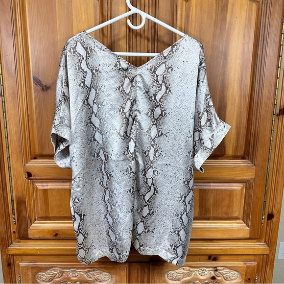 Entro Snake Print V neck Top - Picture 2 of 9